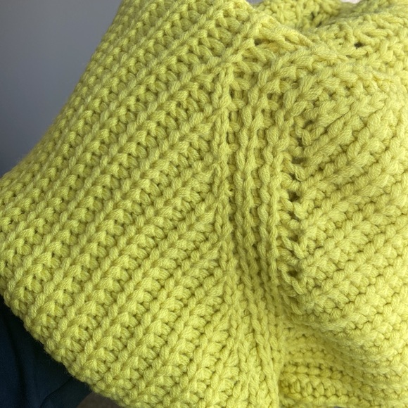 Bright sweater - Picture 2 of 3